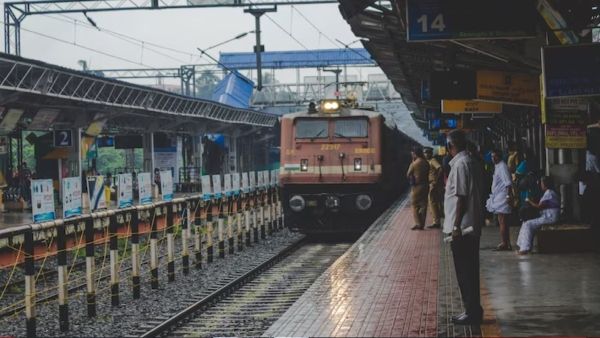 IRCTC Compensation Policy Ends: रेलवे का बड़ा फैसला, अब निजी ट्रेनों में देरी पर नहीं मिलेगा मुआवजा, क्यों?