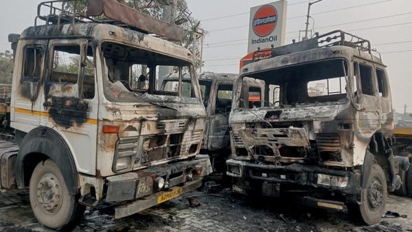 Rajasthan: जयपुर में गैस टैंकर विस्फोट के बाद आग की लपटों से घिरा व्यक्ति 600 मीटर चला, वीडियो बनाते रहे लोग