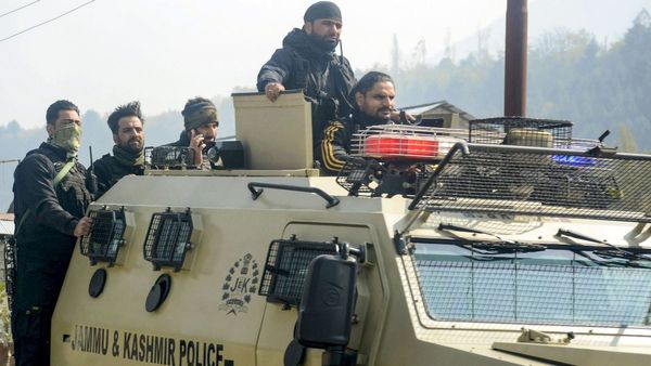 Jammu Kashmir: छुट्टी पर घर आए सैनिक को पुलवामा में आतंकियों ने मारी गोली, अस्पताल में भर्ती