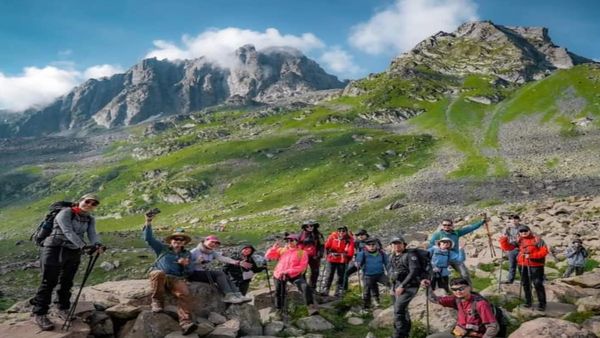 J&K: कश्मीर घाटी में ट्रेकर्स के लिए सैटेलाइट फोन की सुविधा होगी शुरू, 75 नए ट्रेकिंग रूट्स की पहचान