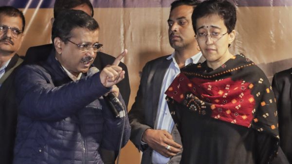 Delhi Chunav: सिसोदिया के सीट बदलने पर BJP ने कसा तंज, केजरीवाल के लिए बताया कहां से लड़ सकते हैं चुनाव