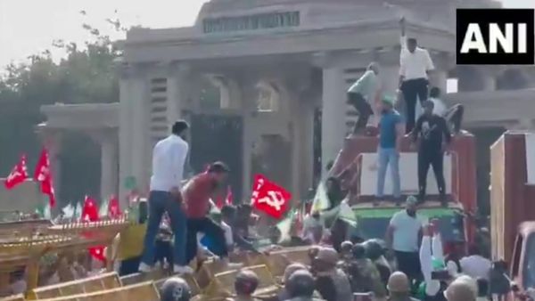 नोएडा में बैरिकेडिंग तोड़ने के बाद किसानों का दलित प्रेरणा स्थल पर शांतिपूर्ण प्रदर्शन जारी, यातायात हुआ सुचारू