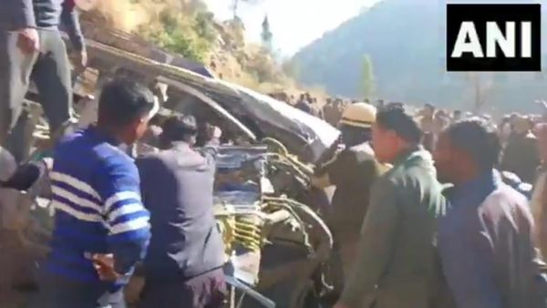 Himachal Pradesh: कुल्लू के आनी में दर्दनाक हादसा, खाई में गिरी यात्रियों से भरी बस, 3 की मौत, 39 घायल