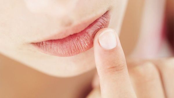 Lips Dryness: सर्दी के मौसम में होने लगे हैं होंठ ड्राई, घर बैठे अपनाएं ये नुस्खे, हो जाएंगे मुलायम