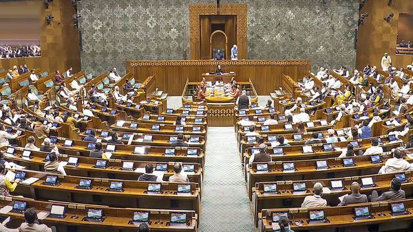 लोकसभा में संविधान पर आज होगी बहस, सरकार को घेरने के लिए विपक्ष ने कसी कमर, भारी हंगामे के आसार