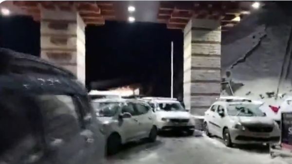 क्रिसमस और न्‍यू ईयर मानने जा हैं तो हो जाएं सतर्क, मनाली में हो रही बर्फबारी में फंसे पर्यटकों के 1000 वाहन