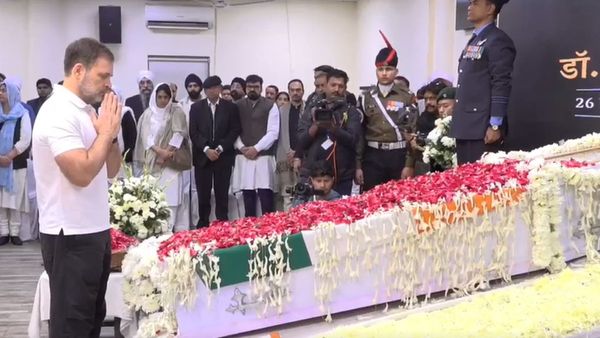 कांग्रेस मुख्‍यालय पर लोगों ने किए मनमोहन सिंह के अंतिम दर्शन, राहुल, प्रियंका ने दी श्रद्धांजलि