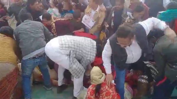 Meerut: पंडित प्रदीप मिश्रा की कथा में मची भगदड़, महिलाएं-बुजुर्ग दबे, कई घायल