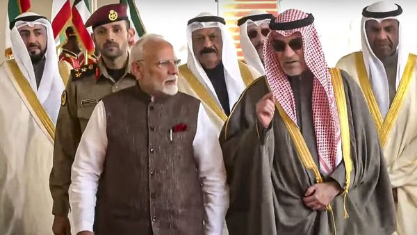 Modi Kuwait Visit: पीएम नरेंद्र मोदी पहुंचे कुवैत, 43 साल बाद भारतीय PM का पहला दौरा, जानिए खास बातें