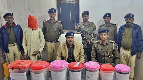 Motihari News Today: बिहार में फल फूल रहा नशे का कारोबार, 10 करोड़ रुपये के ड्रग्स के साथ तस्कर गिरफ्तार