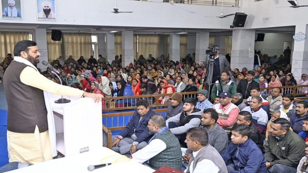 सत्संग में शामिल हुए सीएम सैनी, जमीन पर बैठकर सुने प्रवचन