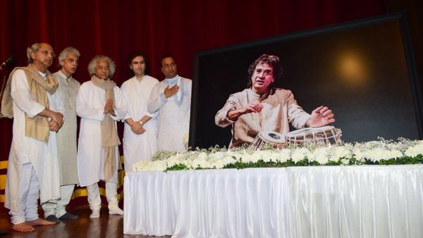 Ustad Zakir Hussain: मुंबई में पद्मविभूषण उस्ताद जाकिर हुसैन को इन हस्तियों ने ​दी श्रद्धांजलि