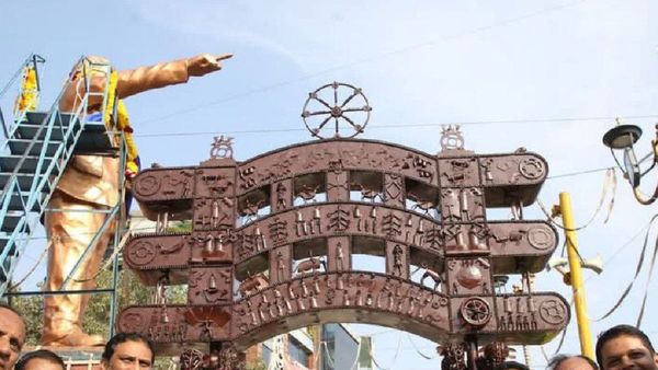 Indore: आयरन स्क्रैप से बना सांची स्तूप का दक्षिण द्वार, जिसने देखा वो चौंका