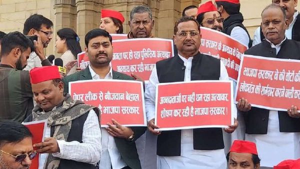 UP vidhansabha News: शीतकालीन सत्र के पहले दिन सपा का प्रदर्शन, इन मुद्दों पर किया विरोध