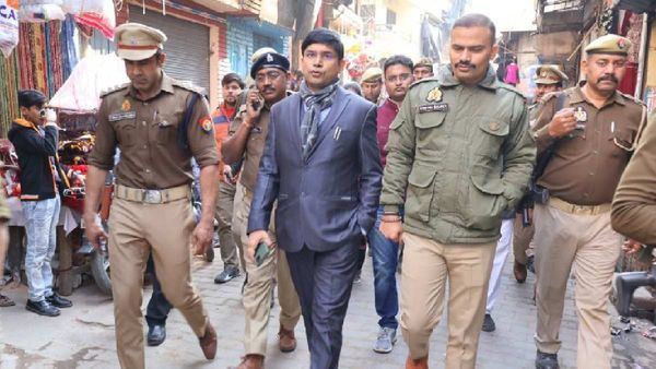 Sambhal News: भारतीय पुरातत्व सर्वेक्षण ने संभल के प्राचीन मंदिरों और कूपों का निरीक्षण कर किया यह खास काम 