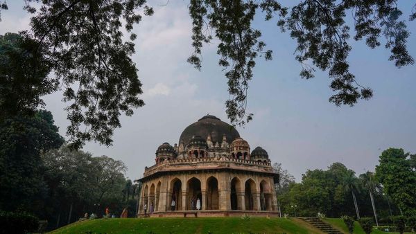 New Year 2025: खर्चा कम, शानदार लोकेशन, दिल्ली में इन जगहों पर जाकर फ्रेंड-फैमिली संग मनाएं नया साल