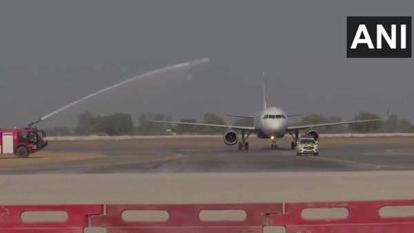नोएडा एयरपोर्ट पर इंडिगो फ्लाइट की सफल लैंडिग और टेकऑफ, जेवर में हुआ रनवे का ट्रायल, देखिए वीडियो