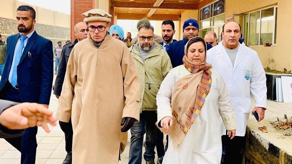 J&K: सीएम उमर अब्दुल्ला ने श्रीनगर में अस्पतालों का लिया जायजा, चिकित्सा अधिकारियों को दिए यह निर्देश