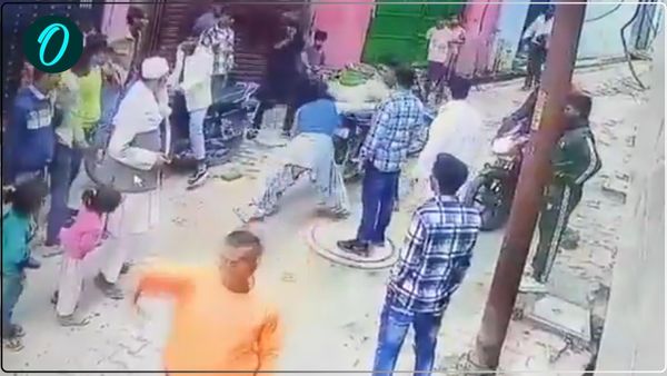 ये सिपाही है! मुरादाबाद में मनचलों ने महिला पुलिसकर्मी को पीटा, घटना CCTV में कैद 
