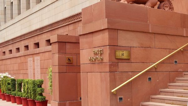 Delhi: संसद भवन के पास एक व्यक्ति ने खुद को लगाई आग, गंभीर हालत में RML अस्पताल में भर्ती