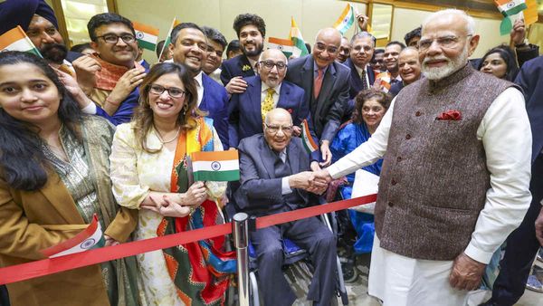 PM Modi in Kuwait: 'एक भारतीय PM को कुवैत आने में लगे 4 दशक', प्रवासी भारतीयों के बीच बोले PM मोदी