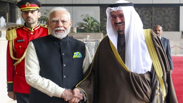 PM Modi Kuwait visit: कुवैत के साथ द्विपक्षीय संबंधों को मजबूती, PM मोदी ने अल-सबा को दिया भारत आने का न्यौता