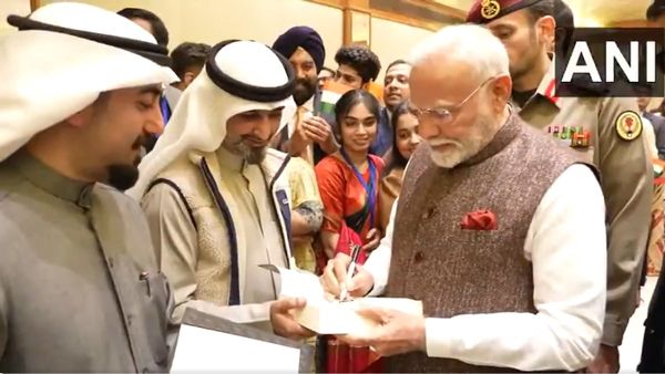 PM Narendra Modi: रामायण-महाभारत के अनुवादक-पब्लिशर से कुवैत में मिले PM मोदी, बुक पर दिया ऑटोग्राफ