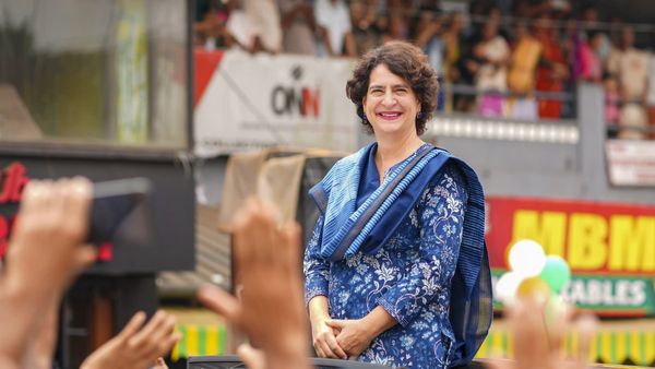 Wayanad: प्रियंका गांधी वाड्रा ने वायनाड में किया रोड शो , केंद्र सरकार पर किया हमला, कही ये बात