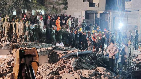 Punjab: पंजाब के मोहाली में गिरी बहुमंजिला इमारत, मलबे में कई लोगों के फंसे होने की आशंका