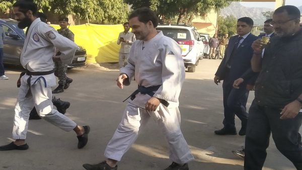 Rajasthan: जयपुर में मार्शल आर्ट की ड्रेस पहन निकले राहुल गांधी, स्कूली बच्चों को सिखाए जूडो कराटे के दांव-पेच