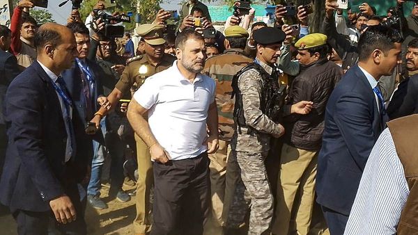 'नहीं हुए योगी सरकार के वादे पूरे', हाथरस रेप पीड़िता के परिवार से मिले राहुल गांधी, पिता ने लिखी थी चिट्ठी