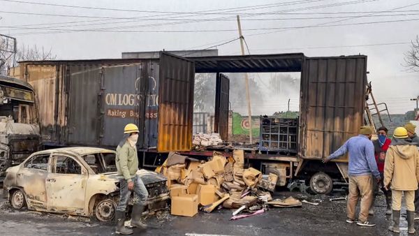 जयपुर गैस टैंकर दुर्घटना:मृतकों की संख्या 14 पहुंची, शवों की पहचान मुश्किल,खत्म हो चुका था बस का परमिट