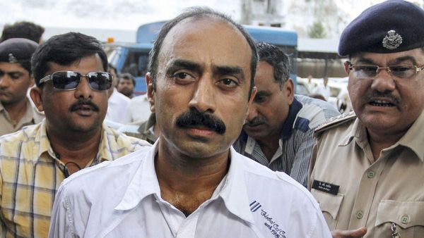 कौन हैं पूर्व IPS अधिकारी संजीव भट्ट? 27 साल पुराने यातना मामले में गुजरात कोर्ट ने किया बरी