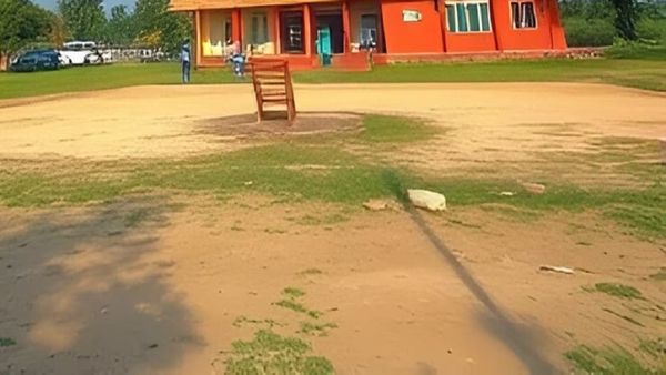 Bihar News: स्कूल में बच्चे ले रहे तालीम, खाली जगह बताकर भूमाफियाओं ने बेच दी सरकारी ज़मीन