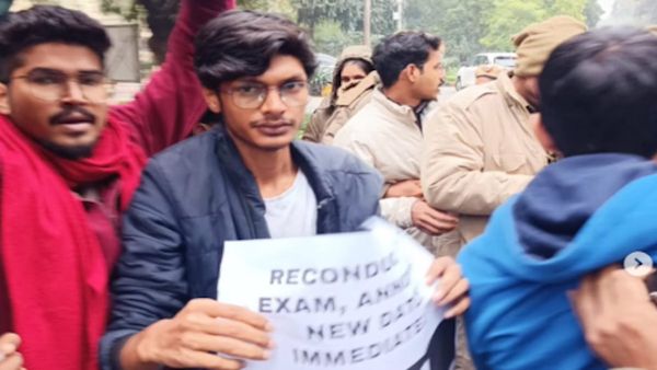 BPSC अभ्यर्थियों पर लाठीचार्ज को लेकर दिल्ली में प्रदर्शन, पुलिस ने SFI सदस्यों को हिरासत में लिया