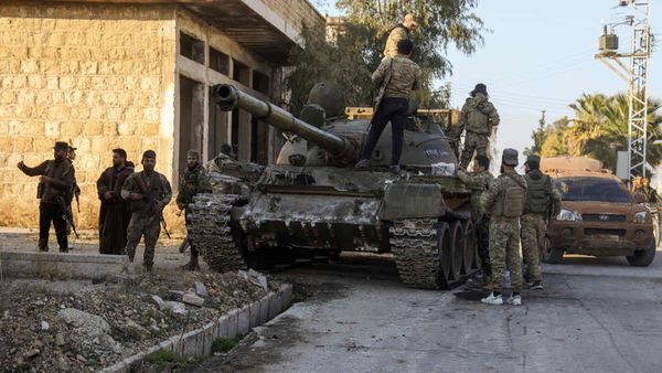 Syria Civil War: 'सीरिया की यात्रा ना करें', भारतीयों के लिए MEA ने जारी की एडवाइजरी, हेल्पलाइन नंबर जारी