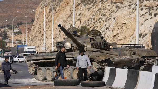 सीरिया में 50 वर्ष के शासन का अंत, सीरियाई नागरिकों को नई उम्मीदें, भविष्य पर उठे सवाल