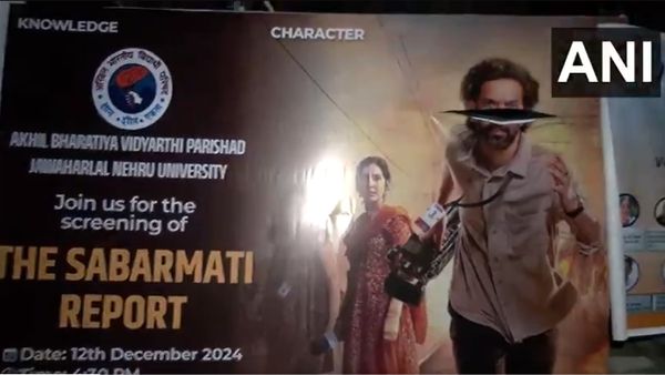 JNU में 'द साबरमती रिपोर्ट' की स्क्रीनिंग पर मचा हंगामा, फाड़े पोस्टर, चले पत्थर