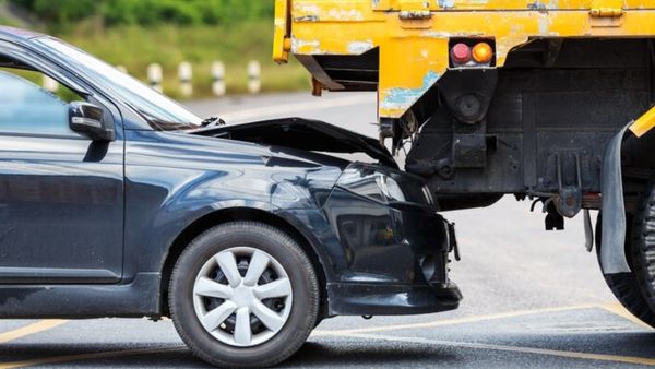 Shahjahanpur Accident: बरेली-फर्रुखाबाद हाईवे पर बड़ा हादसा, ट्रक-कार की जोरदार भिड़ंत, 2 बच्चों समेत 5 की मौत