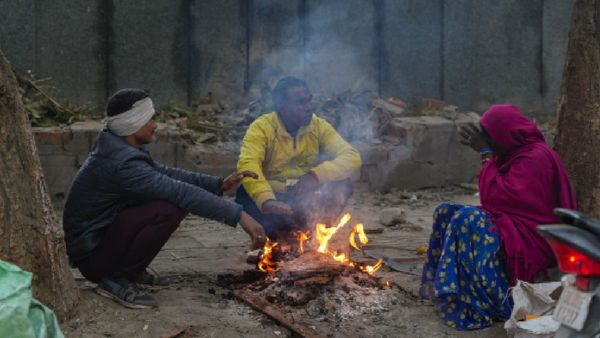 Weather News: दिल्ली में बढ़ी ठिठुरन, पारा 3 डिग्री तक लुढ़का, UP में कोहरे का यलो अलर्ट, जानें अन्य का हाल?