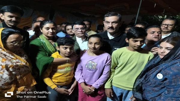 आष्टा में मनोज परमार के बच्चों से कांग्रेस के पवन खेड़ा, अलका लांबा और पटवारी सहित कई नेताओं ने मुलाकात की