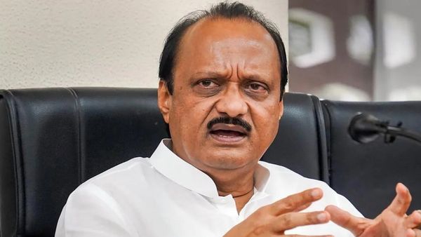 बीड सांसद का बड़ा दावा- जबरन वसूली मामले में सरेंडर की गई कार अजित पवार के काफिले का हिस्सा थी