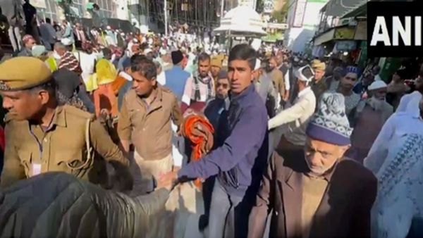 Ajmer Dargah Urs: अजमेर दरगाह के 813वें उर्स में आए 100 पाकिस्तानी जायरीन, कड़ी सुरक्षा में ले गए अंदर