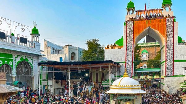 शिव मंदिर विवाद के बीच अजमेर शरीफ में पीएम मोदी की तरफ से आज चढ़ाई जाएगी चादर, PM ने नहीं तोड़ी परंपरा