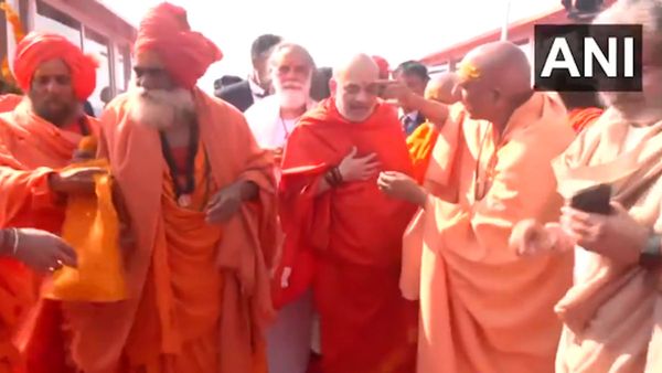 Amit Shah in Mahakumbh: गृहमंत्री अमित शाह ने संगम में लगाई डुबकी, धरा 'भगवा लुक', माथे पर छापा तिलक