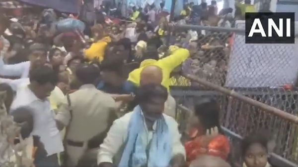 Andhra Pradesh: तिरुपति में टोकन वितरण के दौरान मची भगदड़, 6 श्रद्धालुओं की मौत, 40 घायल