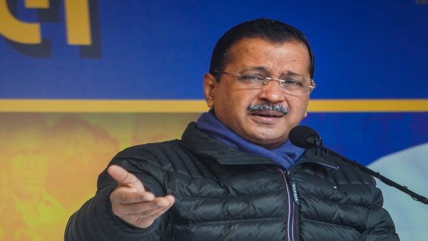 केजरीवाल का तीखा हमला, प्रवेश वर्मा की तस्वीर वाला पैकेट शेयर कर लिखा- 'BJP के सामने चुनाव आयोग भी बेबस है'