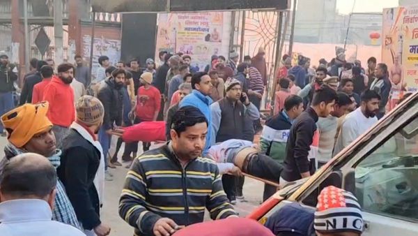 Baghpat Accident: मचान गिरने से 5 की मौत, अफरातफरी में रिक्शे-ठेले से घायलों को पहुंचाया गया अस्पताल