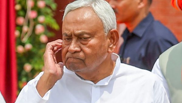 Sarkari Yojana: CM Nitish की बुजुर्गों को सौगात, 5 लाख रुपये तक का मिल रहा लाभ, जानिए क्या है प्रक्रिया