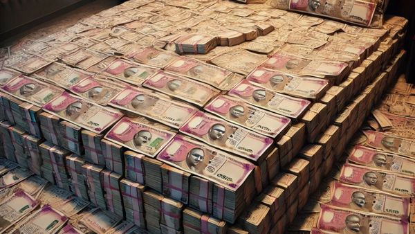 Bihar: बेतिया में DEO के घर रेड, 'नोटों का बिस्तर' देख हैरान रह गए ऑफिसर, नोट गिनने के लिए मंगानी पड़ी मशीन